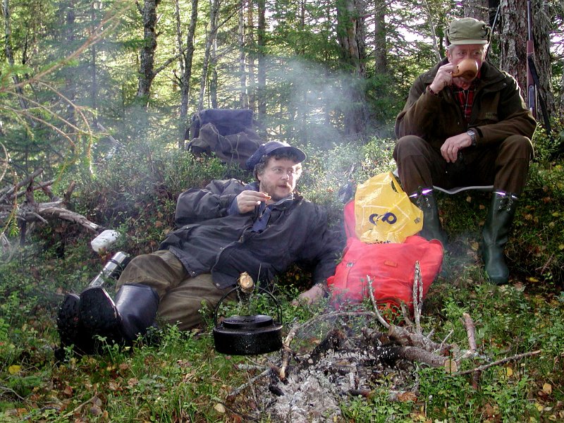 2004 v Ytre Damtjonn_2.jpg - Svartkjelen over bålet mellom Bernt og Jostein